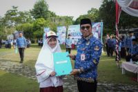 Polsek Bangko dan Baznas Rohil merangkul buruh, dengan memberi sembako hingga pengobatan gratis (foto/afrizal)