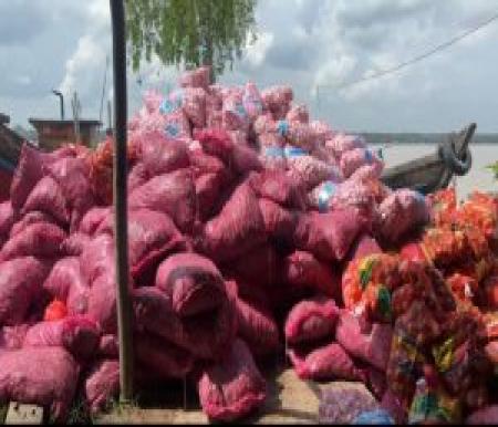 Deninteldam XIX/TT bongkar muatan gelap di Tembilahan (foto/int)