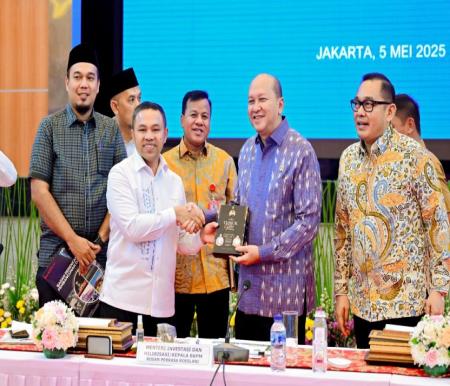 Gubernur Riau Abdul Wahid Usulkan Rel Kereta Batubara ke Menteri Investasi (foto/yuni)