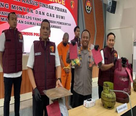 Polda Riau mengungkap praktik pengoplosan gas LPG subsidi 3 kg ke tabung non-subsidi di Marpoyan Damai dan menetapkan dua tersangka. (Foto: Fitri Yani)