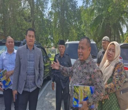 Merasa tak dihargai, pengurus KNES pergi meninggalkan ruangan rapat DPRD Riau (foto/Fitri)