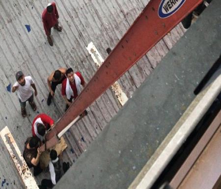 Warga bantu proses evakuasi tamu yang masih terjebak di dalam Hotel New Hollywood Pekanbaru.(foto: istimewa)