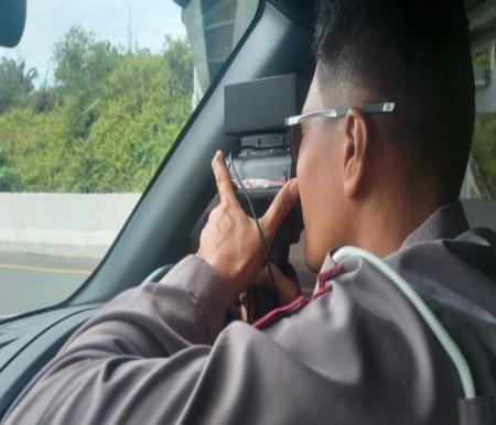 Polda Riau Tindak Delapan Pengendara Ngebut di Jalan Tol Pekanbaru - Dumai (foto/rri pekanbaru)