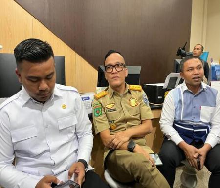 Gubri Abdul Wahid dan Wamenaker Immanuel Ebenezer melakukan inspeksi ke Sanel Tour and Travel. (Foto: Sri Wahyuni)