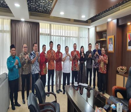 Panitia Imlek Bersama Tionghoa Pekanbaru beraudiensi dengan Plt Gubernur Riau, SF Hariyanto (foto/ist)