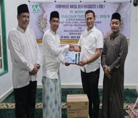 Safari Ramadhan PT Musim Mas bagikan 750 Paket Sembako.(foto: andi/halloriau.com)
