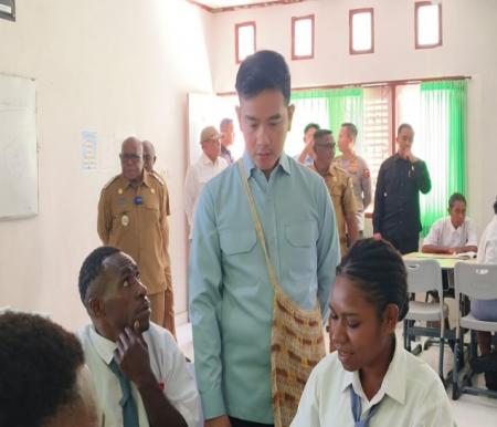 Wakil Presiden Gibran Rakabuming Raka meninjau pelaksanaan program Makan Bergizi Gratis (MBG) di SMAN 4 Mimika, Papua Tengah, Selasa (21/4/2026).
