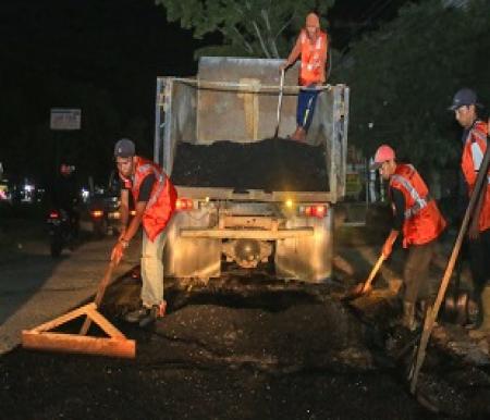 Dinas PUPR Pekanbaru memperbaiki sejumlah ruas jalan rusak.(foto: dini/halloriau.com)