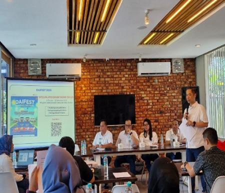 Kepala Cabang Daihatsu Pekanbaru, Yohanes Erwin Adrian saat membuka kegiatan DAIFEST 2025 di Norma Cafe Pekanbaru.(foto: fitri/halloriau.com)