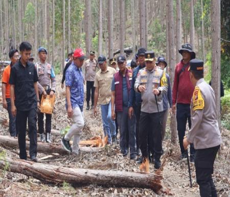 Kapolda Riau tinjau langsung TKP penemuan gajah di Ukui.(foto: andi/halloriau.com)