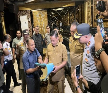 Wako Agung Nugroho segel THM Paragon Pekanbaru yang jadi tempat pesta waria (foto/Tata)