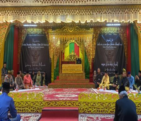 Mahkota Kesultanan Siak Sri Indrapura seberat 1,8 Kg diterima LAM Riau (foto/Yuni)