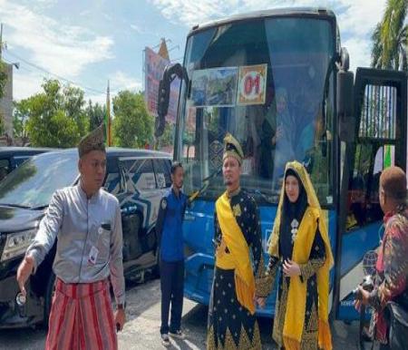 Walikota Pekanbaru, Agung Nugroho bersama istri turun dari bus TMP sesampainya di Kantor DPRD Kota Pekanbaru. (Foto: Tribun Pekanbaru/Fernando Sikumbang)