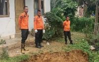 Rumah warga di Kampar nyaris amblas akibat abrasi.(foto: tribunpekanbaru.com)