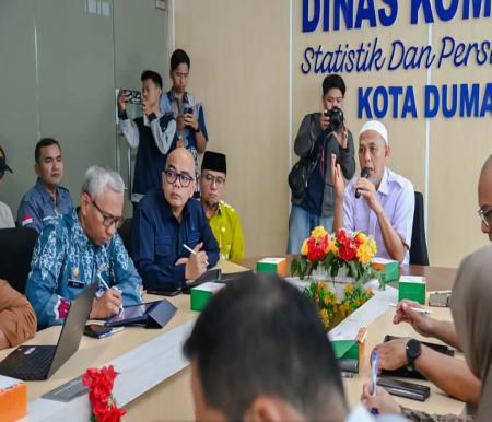 Wako Dumai, Paisal memimpin rapat koordinasi Atasi Banjir Rob di ruang rapat Diskominfotiksan Dumai (foto/bambang)