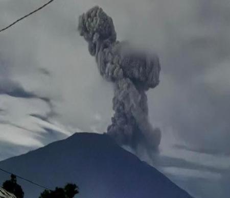 Gunung Marapi Sumbar meletus lagi disertai dentuman keras (foto/detik)