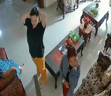 Dua orang yang diduga terlibat pembunuhan Lansia di Jalan Kurnia II, Rumbai terekam CCTV (foto/ist) 