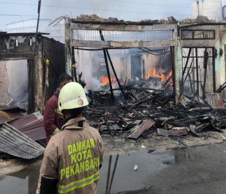 Petugas Damkar Pekanbaru berhasil padamkan kebakaran di Jalan Pepaya (foto/MCR)