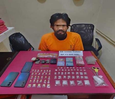 Salah satu tersangka dan barang bukti. (Foto: Ayendra)