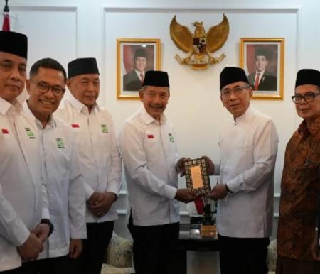 Ketua Dewan Pembina YMSM, Badrodin Haiti saat penyerahan secara simbolis 1.000 mushaf Alquran kepada Ketua Umum PBNU, KH Yahya Cholil Staquf di Gedung PBNU, Jakarta Pusat, Jumat (20/2/2026).