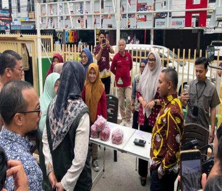 Gubernur Riau, Abdul Wahid, yang turun ke lapangan cek operasi pasar cabai murah di Pekanbaru (foto/ist)