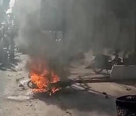 Motor pelalu jambret dibakar massa di Jalan Tengku Bey Pekanbaru.(foto: int)