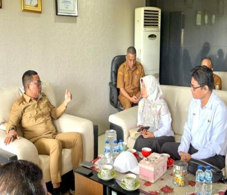 Bupati Pelalawan, Zukri bersama PLN membahas terkait jaringan listrik di Pulau Mendol.(foto: andi/halloriau.com)