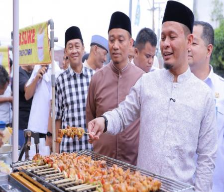 Walikota Pekanbaru, Agung Nugroho borong takjil di Pasar Ramadan Sail (foto/is)