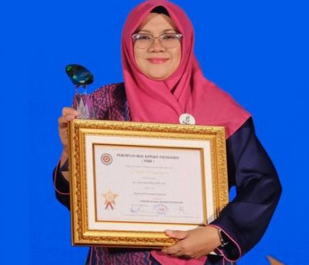 Bupati Siak Afni ZUlkifli menerima penghargaan ANugerah Baiduri 2025 dari PRBF.(Foto: Diskominfotik)