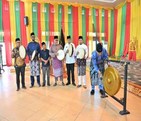 Wakil walikota Dumai Sugiyarto memukul gong saat membuka Musyawarah Seniman Daerah ke-V Kota Dumai, di gedung LAMR Kota Dumai, Senin (9/6/2025). (Foto: Bambang)