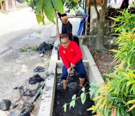 Ketua RT 01 Tangkerang, Ekowi tengah pimpin gotong royong bersihkan parit (foto/int)