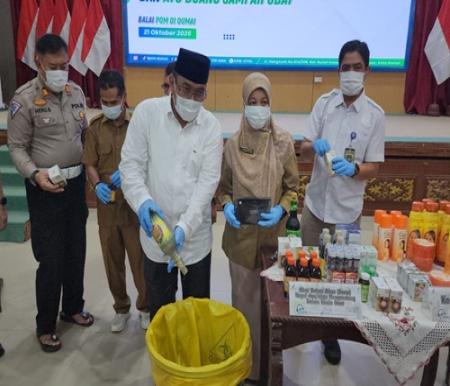 Wawako Dumai, Sugiyarto didampingi Kepala Balai POM Dumai, Emi Amalia musnahkan produk ilegal di Gedung Sri Bunga Tanjung (foto/bambang)
