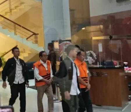 KPK menahan eks Direktur Utama PT Hutama Karya Bintang Perbowo terkait kasus dugaan korupsi pengadaan lahan di sekitar Jalan Tol Trans Sumatera (JTTS) 2018-2022.
