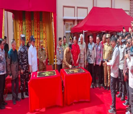 Gubri Abdul Wahid bersama Kapolda Riau, Irjen Herry meresmikan Mess Hai Cu King di Sungai Bakau, Sinaboi, Rohil (foto/afrizal)
