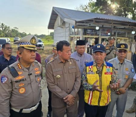  Wapres Gibran Mau Datang ke Pacu Jalur, Perbaikan Jalan Rusak Jadi Pertanyaan Besar
Kepala Balai Pelaksana Jalan Nasional (BPJN) Riau, Yohanes Tulak Todingrara saat menyampaikan keterangan pers di Teluk Kuantan, Rabu (6/8/2025).
