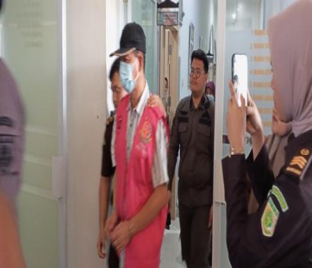 Kadisdik dan Kebudayaan Rohil berinisial AA ditahan Kejari Rohil terkait kasus dugaan korupsi proyek pembangunan SMP N 4 Panipahan. (Foto: Afrizal)