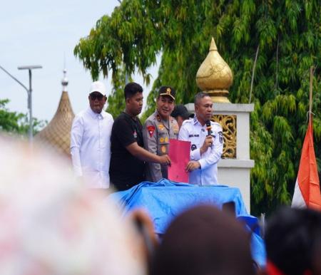 Terlihat Gubri Abdul Wahid, Kapolda Irjen Herry dan Bupati Pelalawan Zukri memenangkan massa aksi (foto/MCRiau)