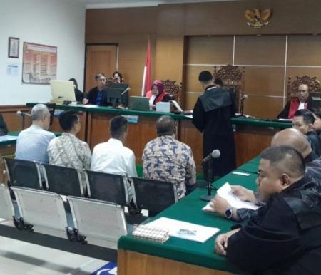 Empat terdakwa kasus korupsi sampah di Kota Tangsel mulai disidangkan di Pengadilan Tipikor Serang, Rabu (1/10/2025). Keempat terdakwa salah satunya Eks Kadis Lingkungan Hidup Tangsel Wahyunoto didakwa memperkaya pengusaha Rp21,1 miliar.