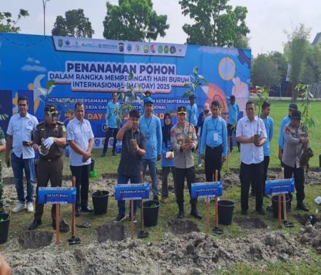 Gubri Abdul Wahid dan Kapolda Riau, Irjen Herry bersama serikat buruh tanam pohon saat memperingati May Day 2025 di PTPN IV Regional III, Pekanbaru (foto/riki)