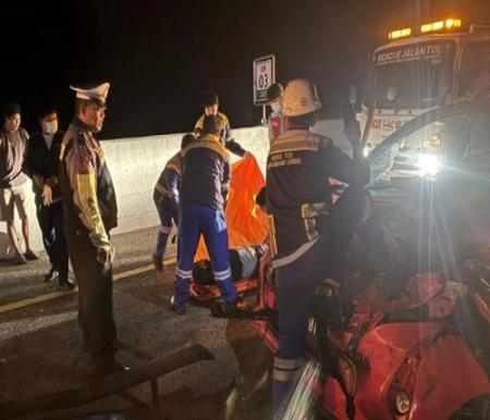 Jenazah pengemudi Toyota Calya dievakuasi polisi usai kecelakaan maut di Tol Pekanbaru-Dumai.(foto: mcr)