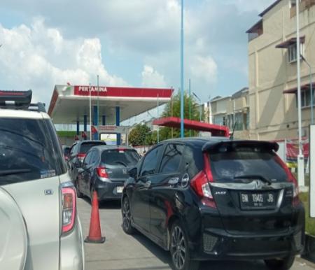 Antrean panjang kendaraan mengisi BBM pertalite di SPBU Arengka Pekanbaru.(foto: barkah/halloriau.com)