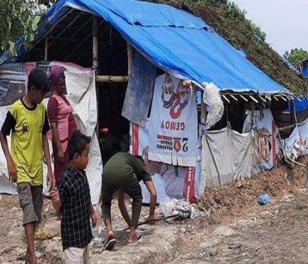 Sejumlah pengungsi Rohingya mendirikan tenda di sekitar lahan kosong tidak jauh dari Rudenim Pekanbaru beberapa waktu lalu. (Foto: Tribun Pekanbaru)