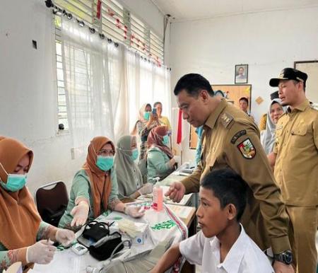 Wako Pekanbaru, Agung Nugroho dan Wawako Pekanbaru, Markarius Anwar melakukan peninjauan pelaksanaan PKG di SMA Negeri 2 Pekanbaru. (Foto: Media Center Riau).