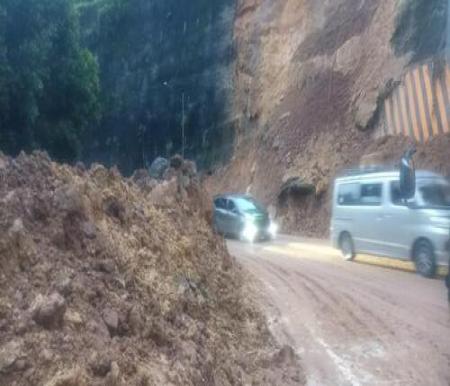 Akses lalu lintas di kelok 9 pasca terjadi longsor, sudah mulai dibuka sekira pukul 05:15 WIB, Jumat (19/9/2025). (Foto: Tribun Pekanbaru)