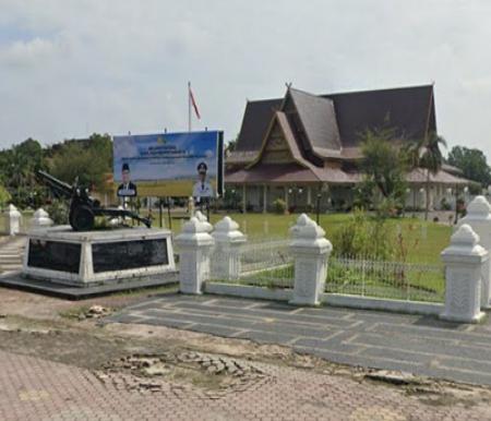 Spanduk instansi pemerintahan di halaman Rumah Dinas Gubernur Riau.(foto: int)