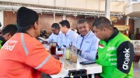 Jajaran manajemen XLSMART berdialog langsung dengan mitra pengemudi layanan transportasi dan pesan-antar  dalam rangkaian Hari Pelanggan 2026, di warkop Titik Kumpul, Jawa, Surabaya, Kamis (3/9/2026).(foto: istimewa)