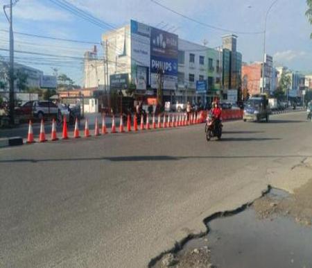 Dishub Pekanbaru tutup satu U Turn depan Masjid Raudathul Jannah, Jalan Tuanku Tambusai, Kota Pekanbaru.  (Foto: Tribun Pekanbaru)