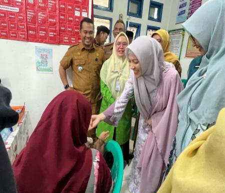 Ketua Tim Penggerak PKK Kota Pekanbaru, Sulastri Agung, melakukan kunjungan kerja ke dua Posyandu (foto/dini)