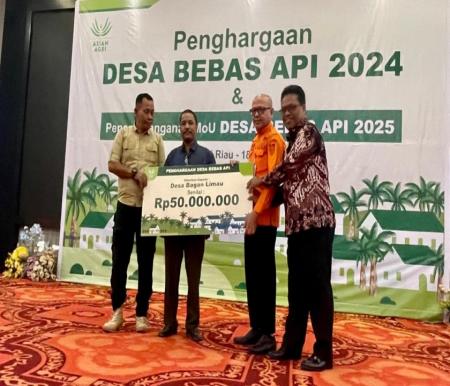 Kalaksa BPBD Pelalawan, Zulfan hadiri penyerahan penghargaan Desa Bebas Api (foto/Andy)