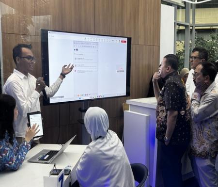 Pengetesan implementasi registrasi kartu SIM  XLSMART dengan menggunakan teknologi biometrik pengenalan wajah di XL Center XLSMART Tower, Jakarta. (Foto: Istimewa)